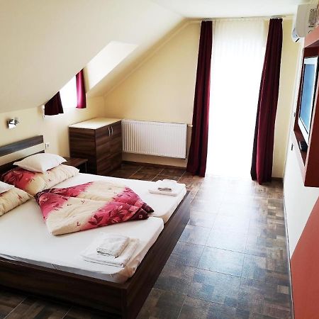 Borostyan Panzio Balatonfuered Bed & Breakfast Exterior photo