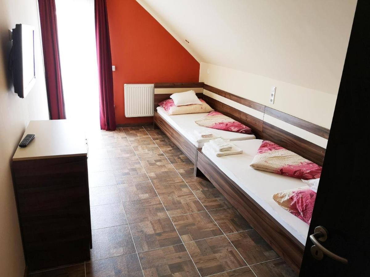 Borostyan Panzio Balatonfuered Bed & Breakfast Exterior photo